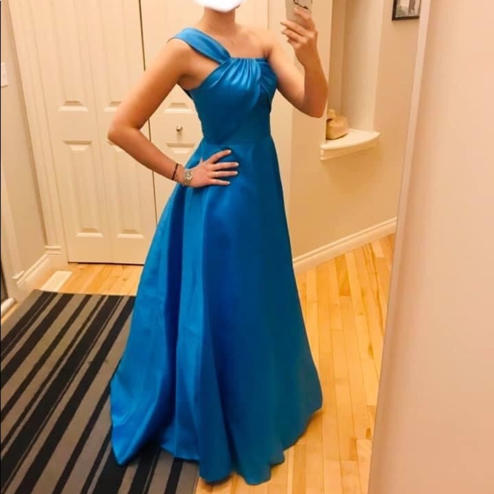 Monique L’huillier designer dress